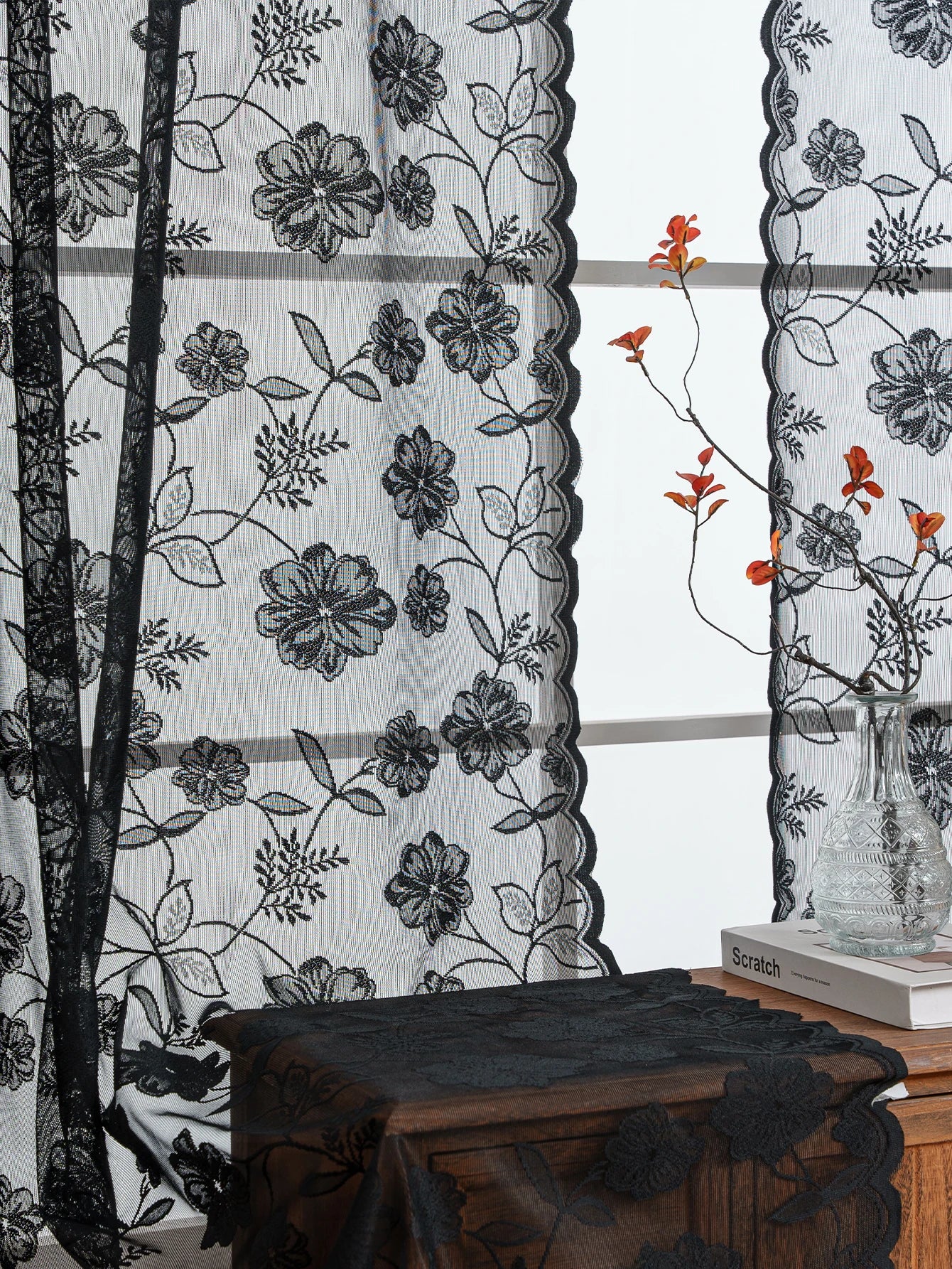 Rideau noir avec roses brodées|ECRION