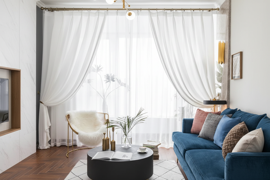 Rideau blanc LUMORA dans un salon élégant