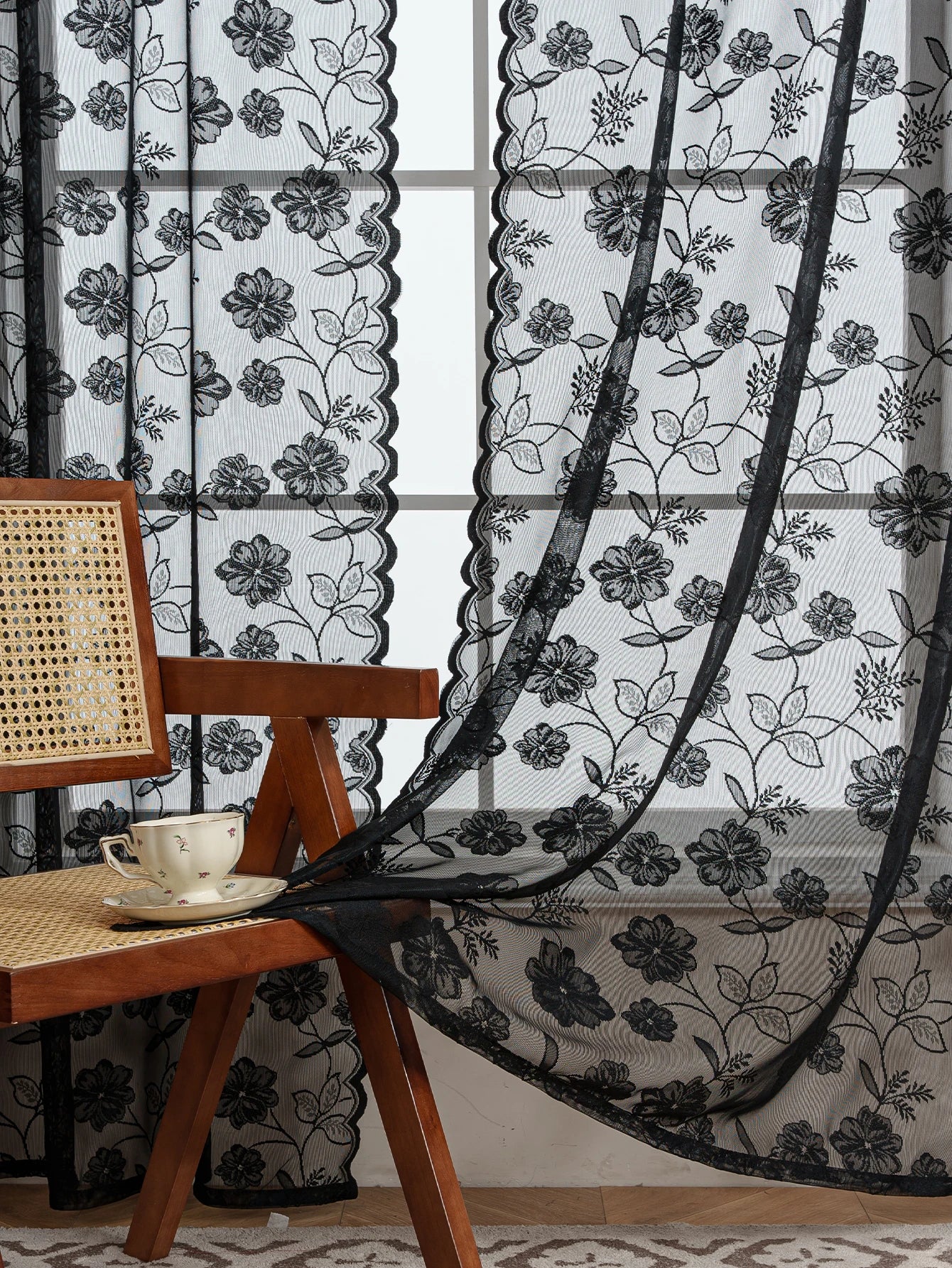 Rideau noir avec roses brodées|ECRION