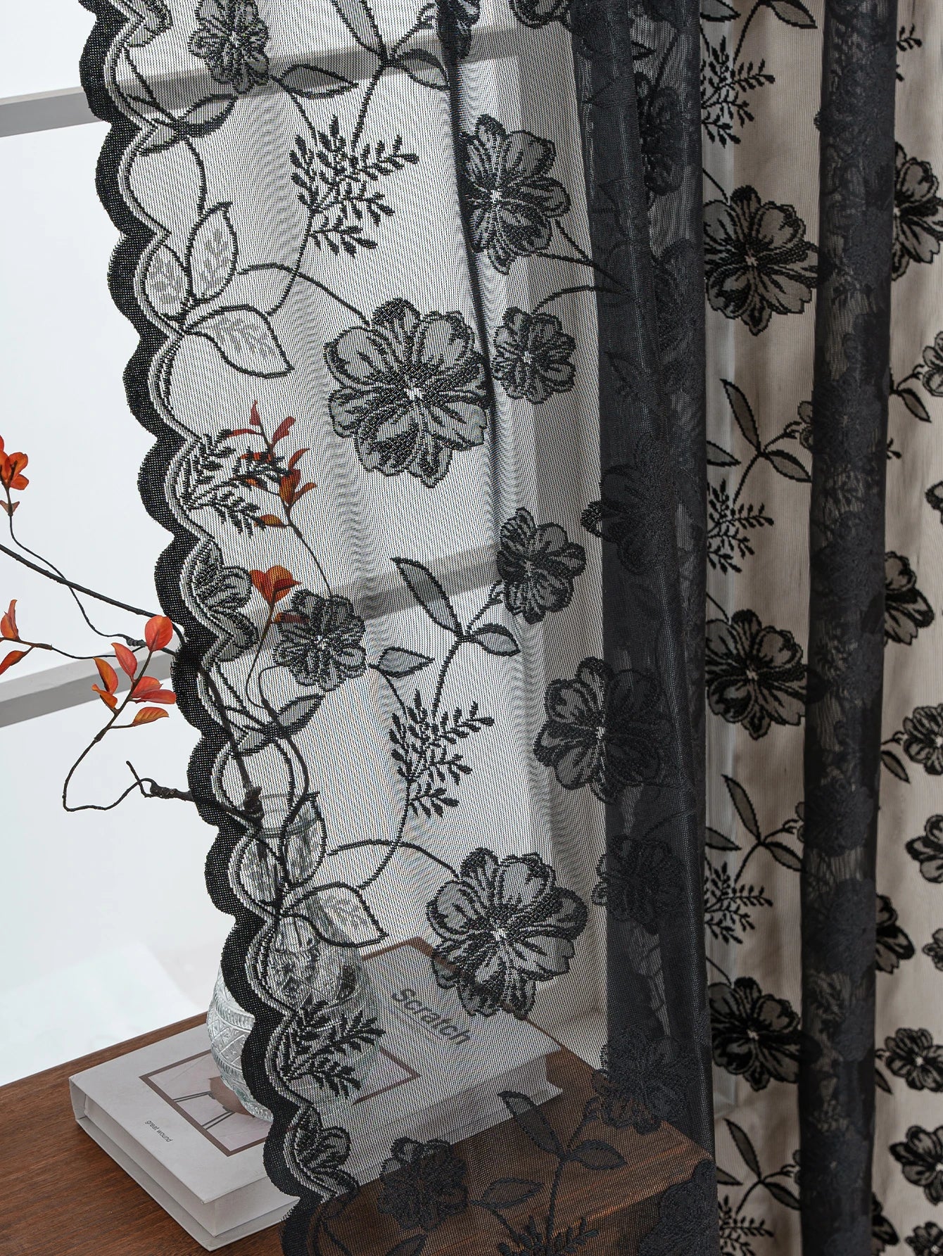 Rideau noir avec roses brodées|ECRION