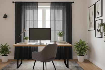 Bureau avec rideau noir voilage