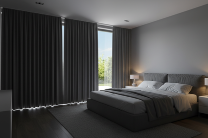 Chambre avec rideaux gris foncé occultants efficaces