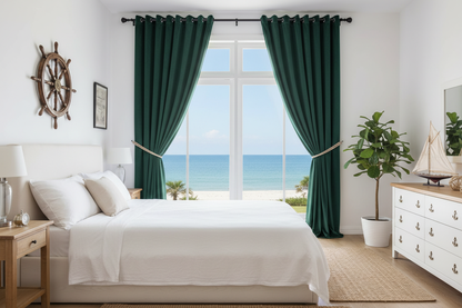 Chambre côtière avec rideaux velours VIRIDIAN vert foncé et anneaux