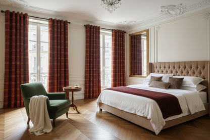 Chambre Haussmannienne avec rideau rouge à carreaux jaunes