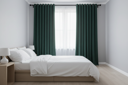 Chambre élégante avec rideaux velours VIRIDIAN vert foncé et anneaux