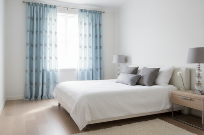 Chambre rideaux bleu ciel étoiles
