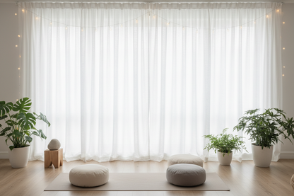 Espace yoga avec rideau blanc SERENA