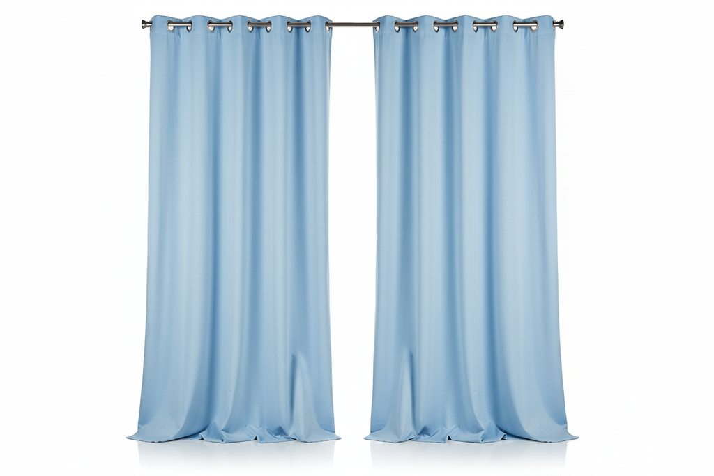 Rideaux bleu clair sur fond blanc