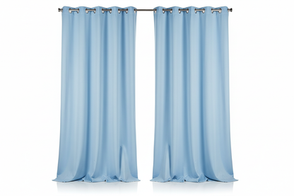 Rideaux bleu clair sur fond blanc