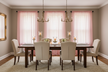 Salle à manger avec rideau rose voilage