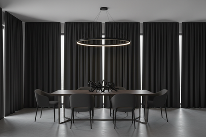 Salle à manger avec rideaux noirs
