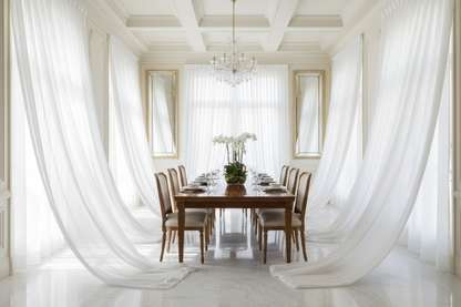 Salle à manger avec voilages blancs