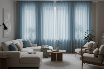 Salon avec rideaux bleu clair bloquant la lumière
