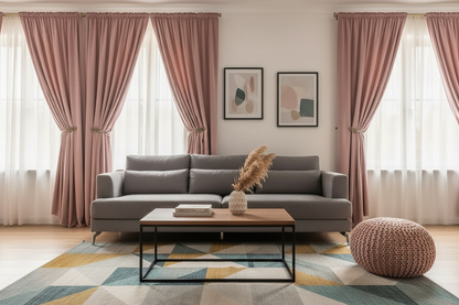 Salon contemporain avec rideau rose velours