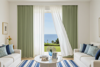 Salon de villa côtière avec rideaux BELMOND vert romarin et anneaux