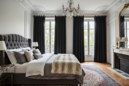 SOMBRIEL - Chambre haussmannienne avec anneaux bronze décoratifs